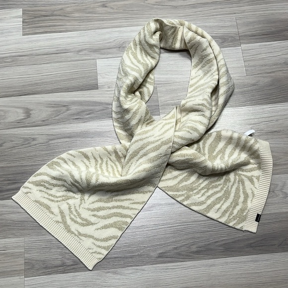 Athleta Animal print Chantilly Cream Sparkly Scarf Fall Winter Outdoor Mob Wife - Picture 7 of 7